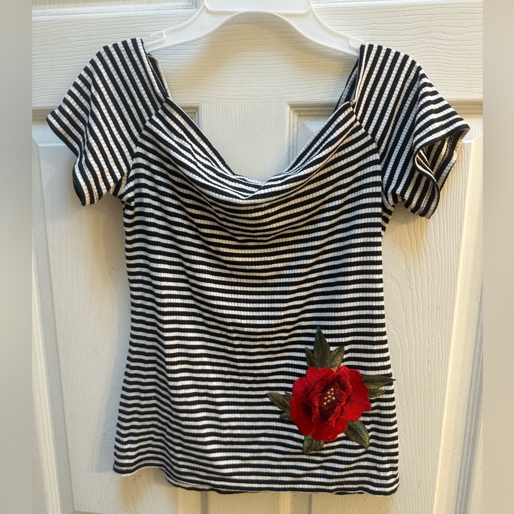 Suzy Shier off the shoulder striped embroidered flower tee shirt size Medium